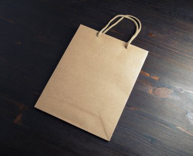 Tahta arka planda boş kese kağıdı. Tepkili tasarım modeli.