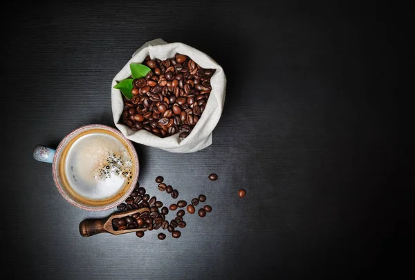 Taza Café Granos Café Sobre Fondo Mesa Madera Negra Copia — Foto de Stock