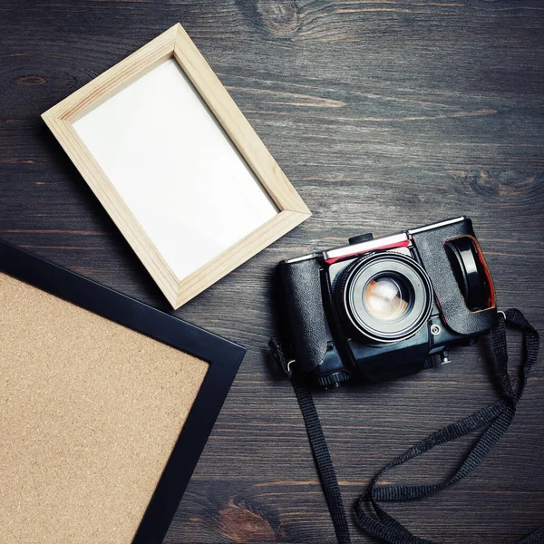 Cámara Vintage Marcos Fotos Blanco Sobre Fondo Mesa Madera Puesta — Foto de Stock