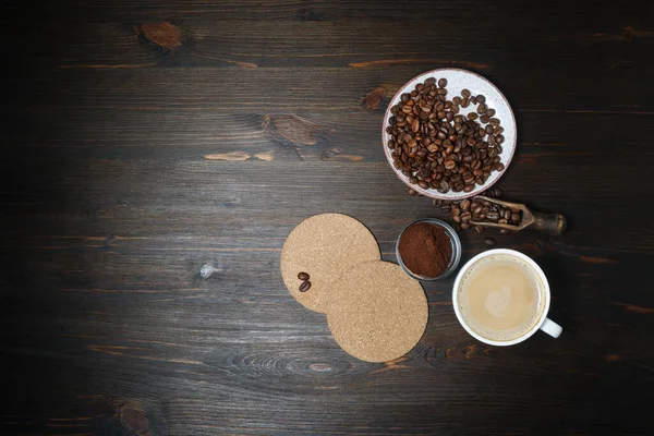 Bodegón Con Taza Café Caliente Granos Café Posavasos Cerveza Polvo — Foto de Stock