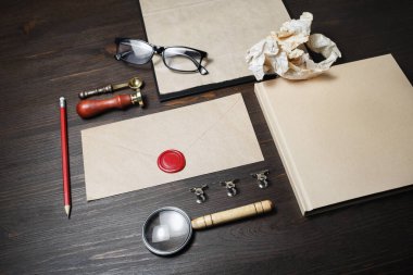 Tahta masa arkaplanındaki Kraft kurumsal kimlik şablonu. Boş kırtasiye seti fotoğrafı. Tasarım sunumları ve portföyleri için maket.