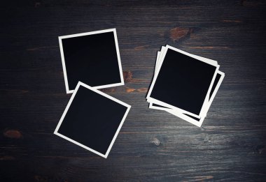 Boş fotoğraf çerçeveleri. Eski ahşap arka planda kare çerçeveler. Düz yatıyordu.