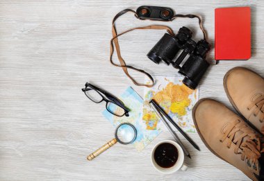 Seyahat planı geçmişi. Seyahat tatili. Gezginlerin kıyafetleri ve aksesuarları. Düz yatıyordu.