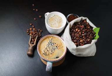 Kahve fincanları ve kahve çekirdekleri ile sade bir hayat..