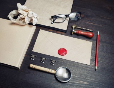 Ahşap arka planda boş bir kırtasiye seti. Şirket kimlik şablonu. Tepkili tasarım modeli.