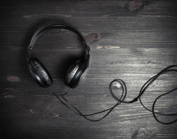 Foto Auriculares Negros Sobre Fondo Mesa Madera Vintage Vista Superior — Foto de Stock