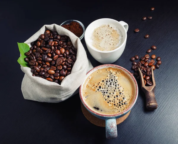 Kávé Csésze Kávébab Fekete Asztal Háttér — Stock Fotó