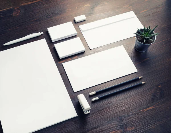 Papelería Burla Plantilla Identidad Corporativa Blanco Sobre Fondo Tabla Madera — Foto de Stock