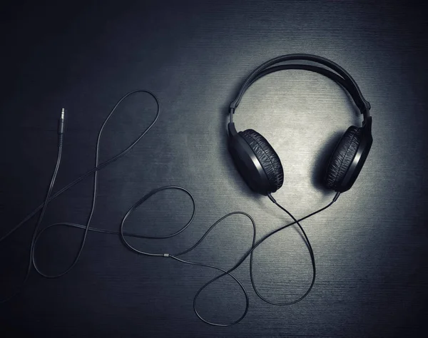 Foto Auriculares Auriculares Negros Sobre Fondo Mesa Madera Negra Puesta — Foto de Stock