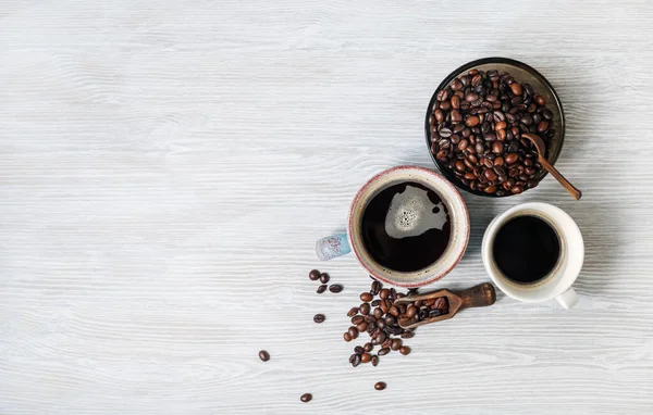 Kupák Kávé Kávébab Könnyű Konyhaasztal Háttér Lapos Fektetés — Stock Fotó