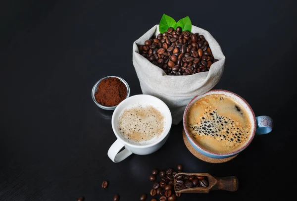 Friss Finom Kávé Kávécsésze Kávébab Vászontáskában Őrölt Por Fekete Alapon — Stock Fotó