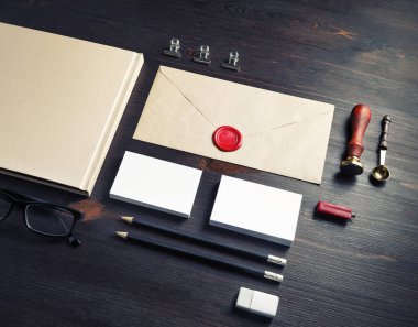 Ahşap masa arkaplanındaki boş kırtasiye seti fotoğrafı. Şirket kimlik modellemesi. Yanıt tasarım şablonu.
