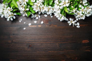 Bahar çiçekleriyle ahşap masa arka planı. Metnin için alanı kopyala. Düz yatıyordu.