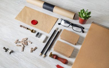 Boş iş kırtasiyesi açık ahşap arka planda. Klasik şirket kimlik şablonu. Damgalama modeli.