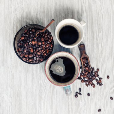 Mutfak arka planında kahve fincanları ve kahve çekirdekleri olan bir hayat. Üst Manzara. Düz yatıyordu.