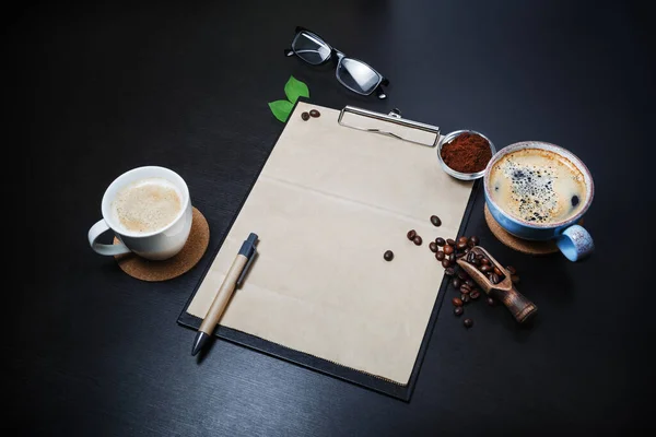 Leere Papeterie Und Kaffee Auf Schwarzem Tischhintergrund Branding Attrappe — Stockfoto