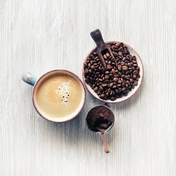 Egy Csésze Kávé Kávébab Őrölt Por Könnyű Asztal Háttér Első — Stock Fotó