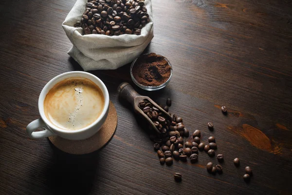 Kávé Csésze Kávébab Őrölt Por Konyhaasztal Háttér — Stock Fotó