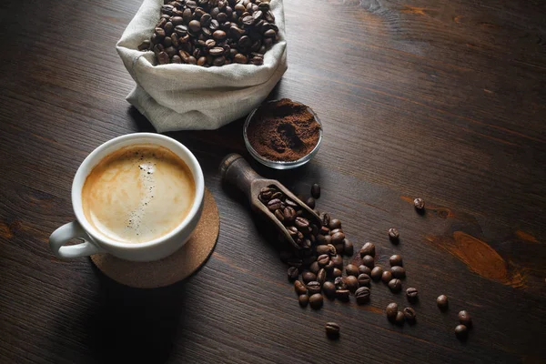 Taza Café Granos Café Polvo Molido Sobre Fondo Mesa Cocina — Foto de Stock