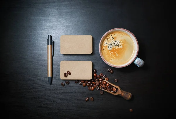 Foto Von Leeren Kraft Visitenkarten Kaffeetasse Kaffeebohnen Und Stift Auf — Stockfoto