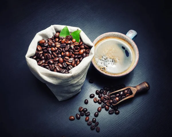 Finom Friss Kávé Kávé Csésze Pörkölt Kávébab Fekete Konyhaasztal Háttér — Stock Fotó