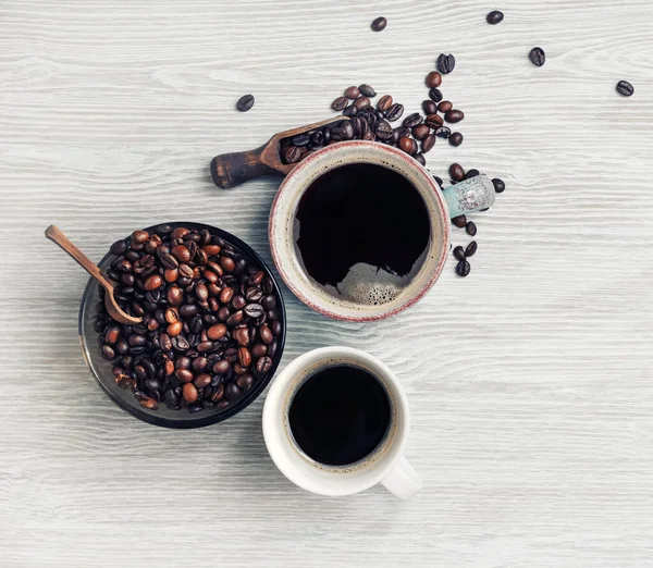 Finom Friss Kávé Kávé Csésze Pörkölt Kávébab Könnyű Asztal Háttér — Stock Fotó