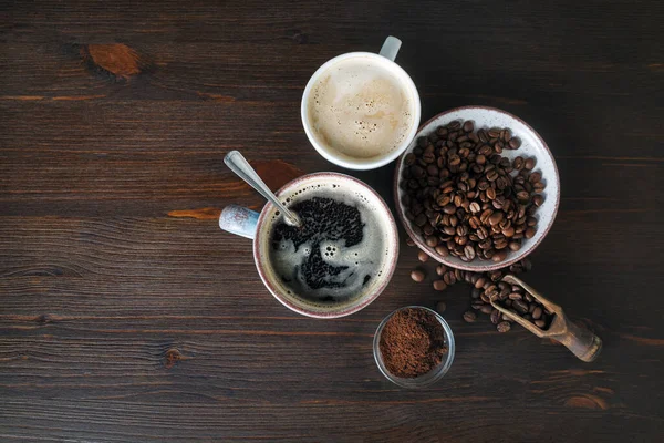 Café Sobre Fondo Mesa Madera Tazas Café Granos Café Tostados — Foto de Stock