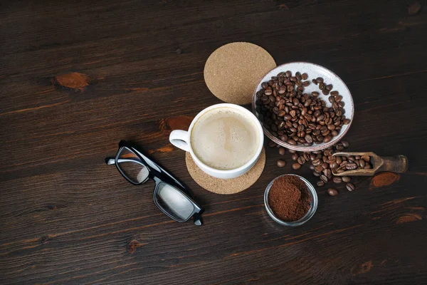 Egy Fotó Kávéfőzésről Kávé Csésze Kávébab Őrölt Por Sör Alátét — Stock Fotó