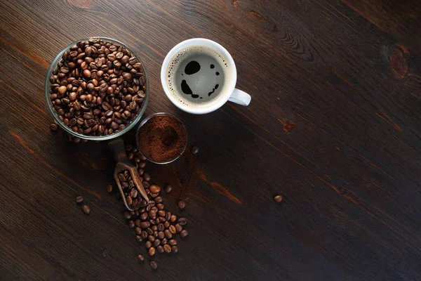 Friss Ízletes Kávé Kávé Csésze Kávébab Őrölt Por Alapon Első — Stock Fotó