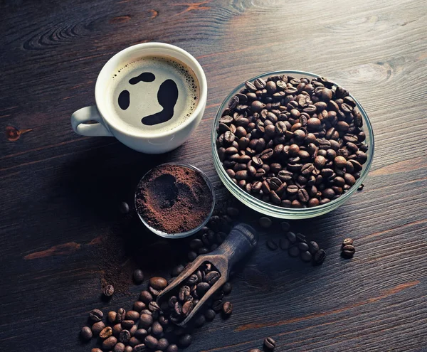 Csendélet Kávéscsészével Pörkölt Kávébab Őrölt Por Vintage Háttér — Stock Fotó