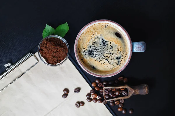 Csendélet Kávé Fekete Asztal Háttér Kávéscsésze Kávébab Őrölt Por Lapos — Stock Fotó