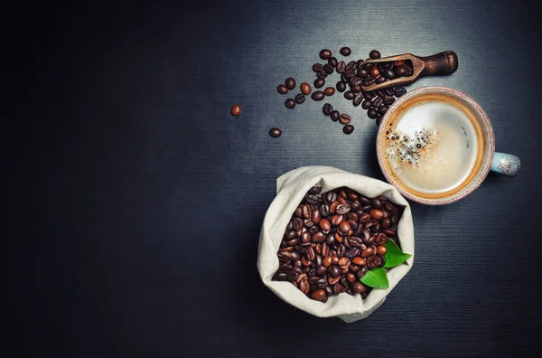 Varm Kaffekopp Och Kaffebönor Svart Köksbord Bakgrund Mycket Kopieringsutrymme För — Stockfoto
