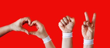 İnanıyoruz, başarabiliriz, kazanacağız. Kırmızı arka planda beyaz bilezikli kadın elleri. Belarus 'ta bilinç devrimi.