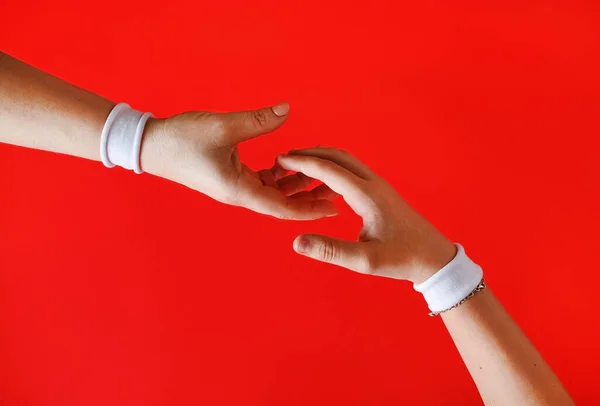 Help Een Handje Handen Met Witte Armbanden Die Naar Elkaar — Stockfoto