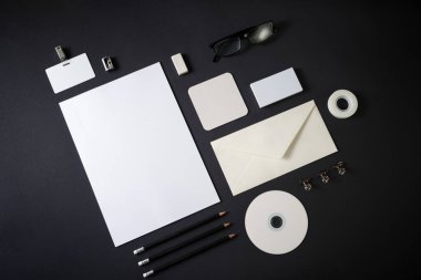 Siyah kağıt üzerine kurulmuş boş bir kırtasiye seti. Markalaşma modeli. Düz yatıyordu.