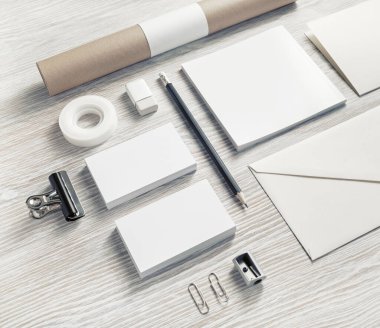 Açık tahta masa arkaplanındaki boş kurumsal kimlik şablonu.