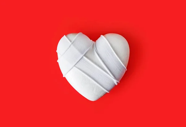 Corazón Blanco Con Pulseras Blancas Sobre Fondo Rojo —  Fotos de Stock