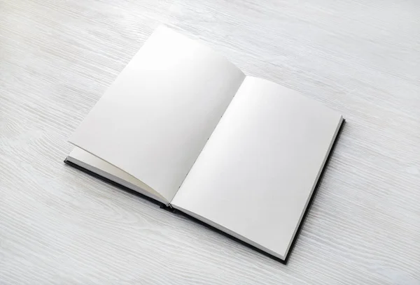空白打开的书在木桌背景 品牌形象模拟 — 图库照片