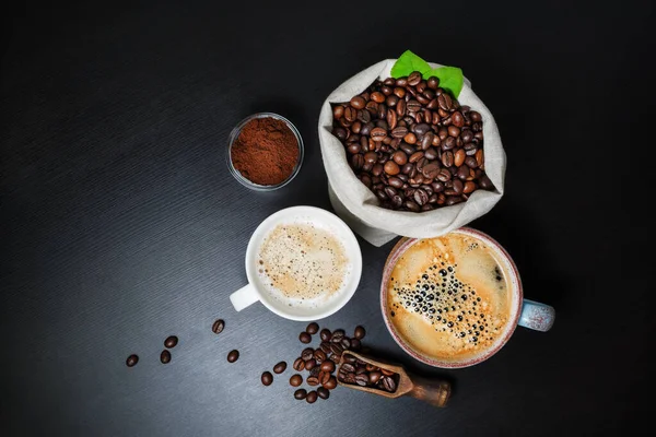 Friss Ízletes Kávé Kávé Csésze Kávébab Őrölt Por Fekete Asztal — Stock Fotó