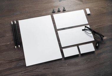 Ahşap arka planda kurumsal kırtasiye seti. Marka tasarımı için şablon. Damgalama modeli.