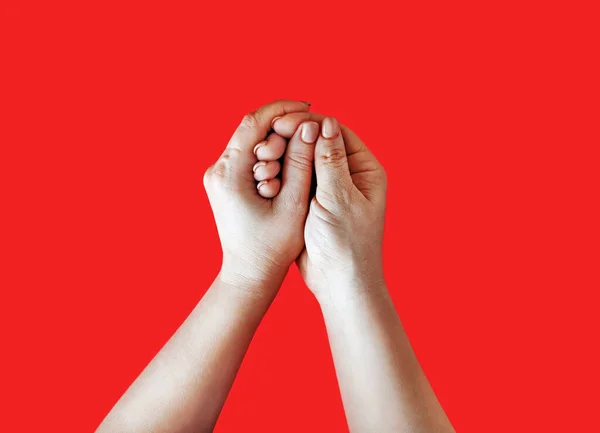 Рука Руку Женские Руки Изображают Стирку Красном Фоне — стоковое фото