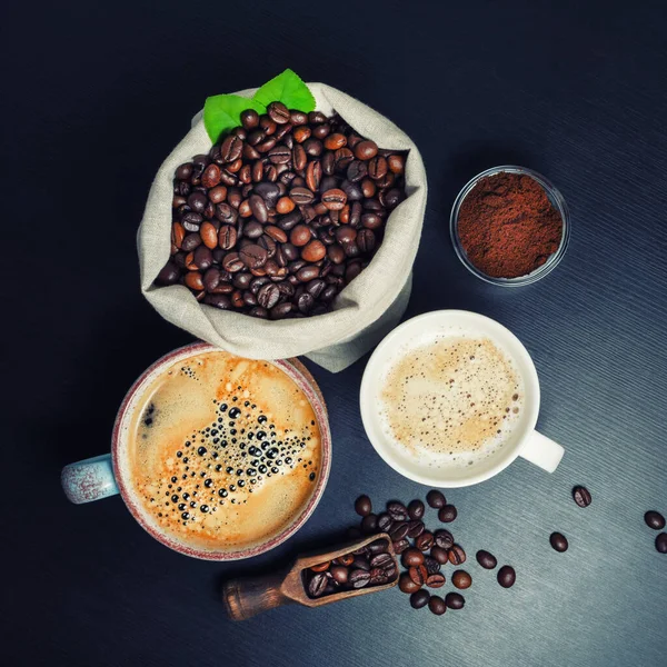 Csendélet Kávéscsészékkel Kávébabbal Vászontáskában Fekete Konyhaasztalon Első Látásra Lapos Fektetés — Stock Fotó