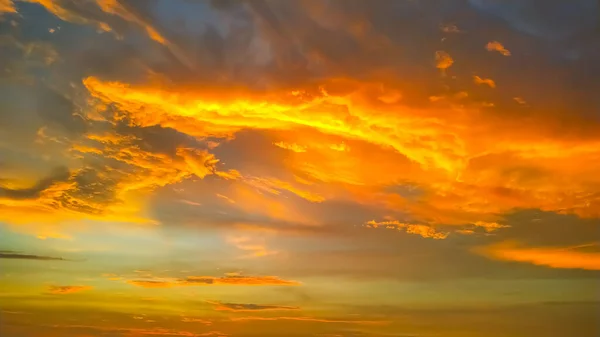 Fragment Blå Himmel Med Moln Röda Och Gula Färger Vid — Stockfoto