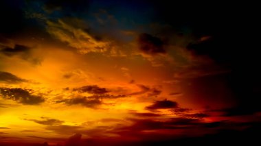 Doğal Günbatımı Saha ya da Meadow 'da. Parlak Dramatik Gökyüzü ve Karanlık Yer. Sunset Dawn Sunrise 'da Renkli Gökyüzü Altında Kırsal Manzara. Sun Over Skyline, Horizon. Sıcak Renkler