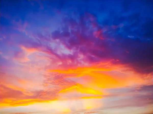 Céu Por Sol Com Nuvens Explosão Luz Dourada Oceano Longa — Fotografia de Stock