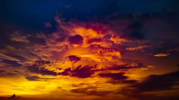 Ιστορικό Του Σκούρο Κόκκινο Ουρανό Βράδυ Και Σύννεφο — Φωτογραφία Αρχείου