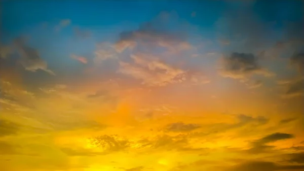 Dunkler Sonnenuntergang Himmel Hintergrund Mit Gelben Wolken — Stockfoto