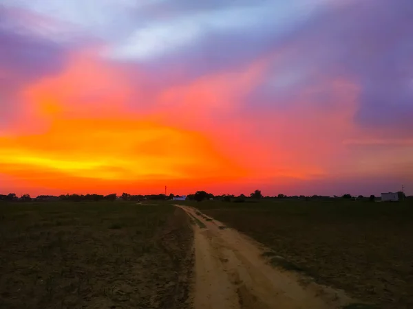 Bela Paisagem Sob Céu Por Sol Com Nuvens — Fotografia de Stock