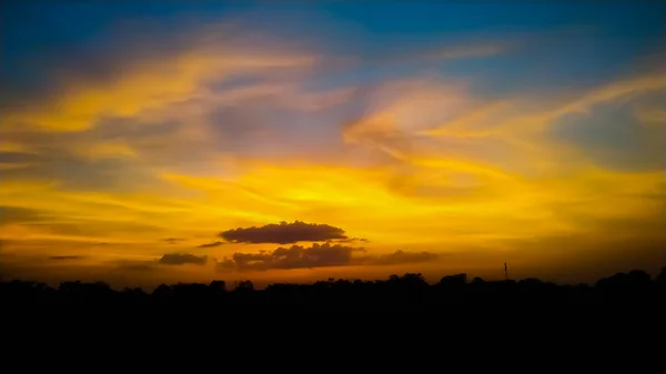 Καταπληκτικό Ηλιοβασίλεμα Πολύχρωμα Cloudscape Και Σκούρο Νερό Του Ωκεανού Φόντο — Φωτογραφία Αρχείου