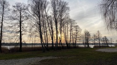 Zachd soca nad jeziorem zim